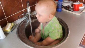 Малыш купается в раковине. Прикол 2017. СМЕШНЫЕ ДЕТИ