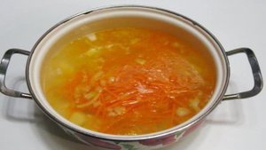 Суп с красной чечевицей и сосисками