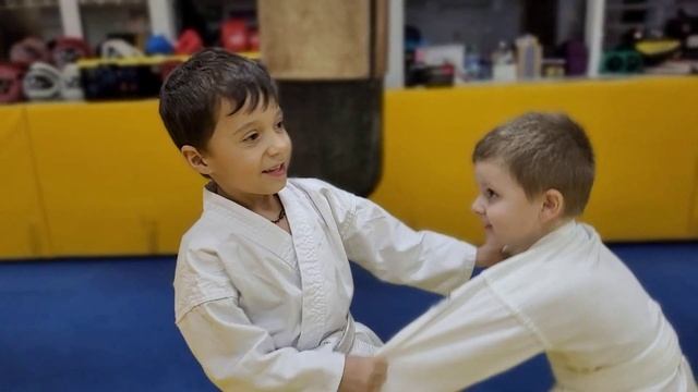 Наша тренировка ОФП 4+ с элементами единоборств и кара? смотреть онлайн