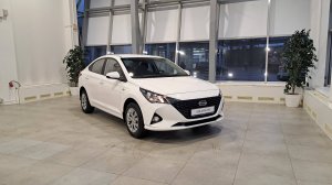 Белый седан Solaris на механике, привычно, надежно, комфортно.