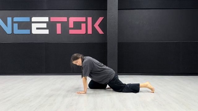 Танц.кружок. Урок 44. Комбинация на отработку кувырков. смотреть онлайн