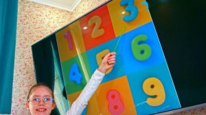 Лина и Злата учат буквы и цифры. Девочки вместе играют в школу