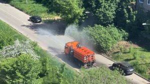 Зачем в Пушкинском поливают в жару дороги?