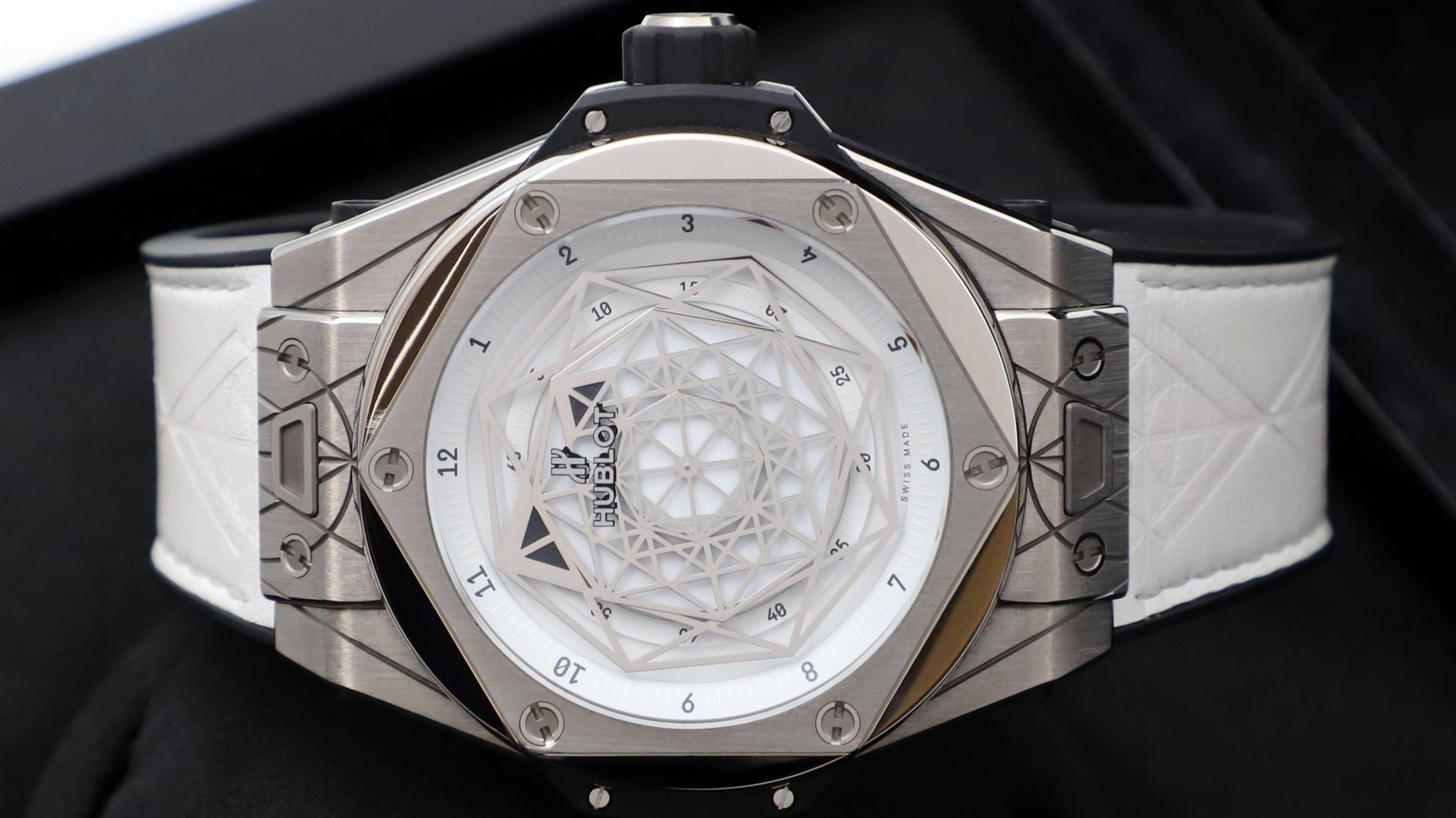 Hublot Big Bang Sang Bleu Titanium White 45 mm 415.NX.2027.VR.MXM18 смотреть онлайн