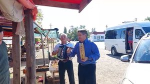 Мужчина удивил частушками на рынке. Смеяться будете д?