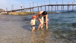 Заманили камушками в море