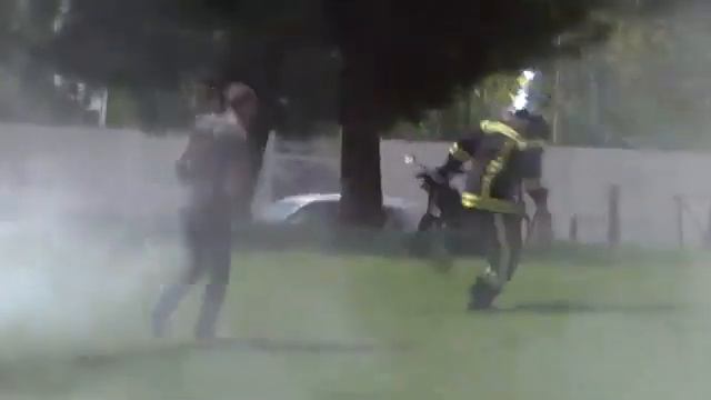 Приколы. Мужик красавец. Ходит в костюме пожарного и тушит всех курящих!!Fireman смотреть онлайн