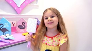 Диана и Рома Диана и Рома притворяются, что весело играют с волшебной расческой для волос