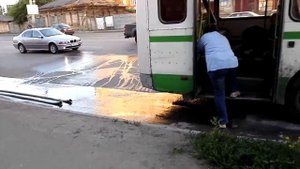В Омске на 10 лет Октября загорелся автобус