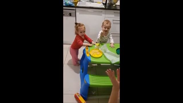 ОБНИМУШЕЧКИ И ПОЦЕЛУЙЧИКИ ДВОЙНЯШЕК. смотреть онлайн