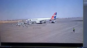 شاهد.. ركاب يفرون من طائرة بمطار صنعاء قبل لحظات من قصف المقاتلات الإسرائيلية لها