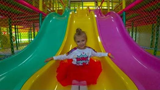 Indoor Playground For Kids Play Center! Ярослава в Развлекательном Центре для Детей!