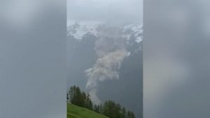 Уничтожившая большую часть деревни в Швейцарии лавина попала на видео