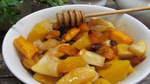 Запеченная тыква с яблоком и сухофруктами