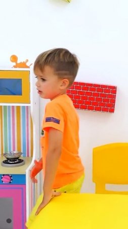 Влад и Никита Ники притворяется, что продает мороженое