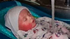 Мать оставила ребенка под струей воды, причина доведё?