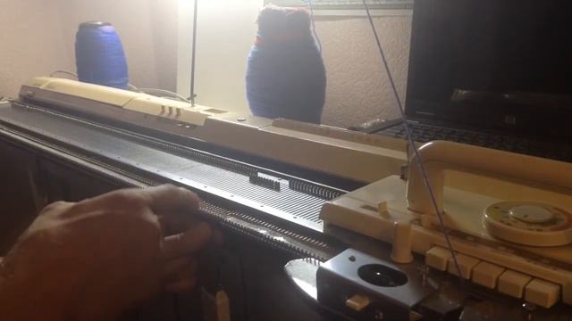 Вяжем шапку КАМЧАТКА на вязальной машине brother KH-910 часть 2. Первый клин. смотреть онлайн