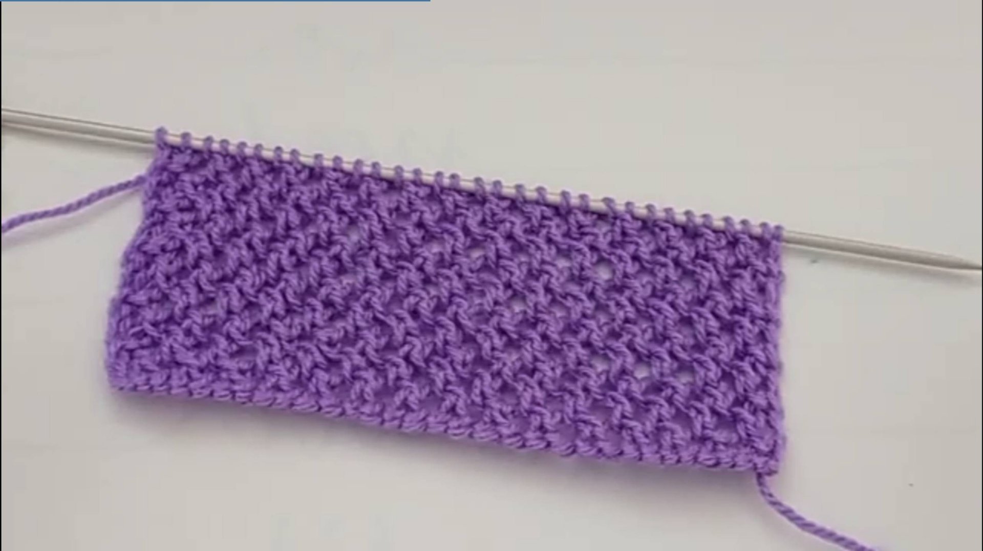 Лёгкий ажурный узор спицами поворотными и круговыми рядами. смотреть онлайн