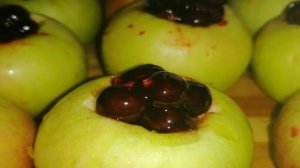 Яблоки запеченные со смородиной, медом и корицей