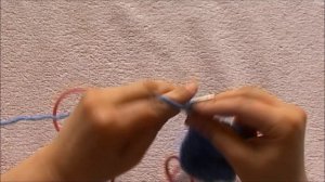 Детские следки на двух спицах. Необычный способ вязания