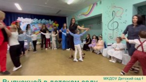 Танец мальчиков с мамами