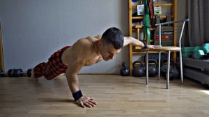 Научись Отжиматься на Одной Руке за 5 Простых Шагов