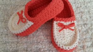Уютные тапочки крючком из трикотажной пряжи .