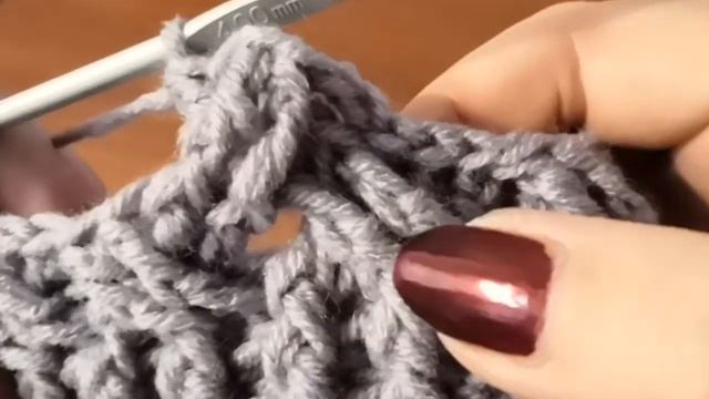 Шапка крючком рельефные столбики.