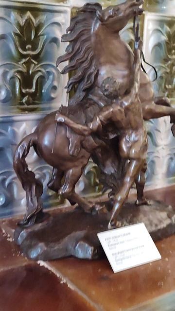 Скульптура Упрощение коня в историческом музее Оренбург