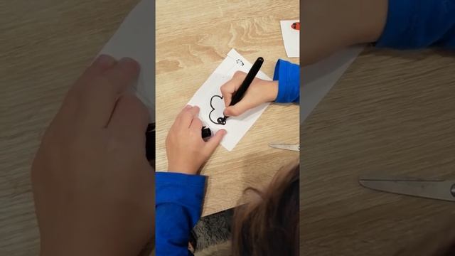 Андрюша показывает свои рисунки смотреть онлайн