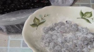 Бисквитный пирог с инжиром и черной смородиной