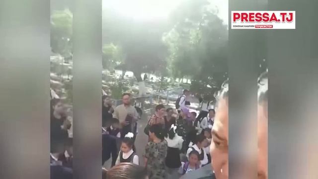 Омӯзгор бастаи китобҳоро ба замин партофту аз мақомаш барканор шуд