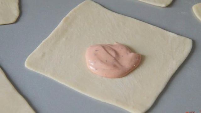 Слойки с колбасой и сыром