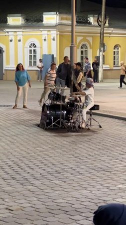Круто играет!😎 Ночная жизнь в Костроме.