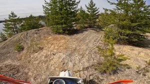 Катаемся на эндуро по местным горкам