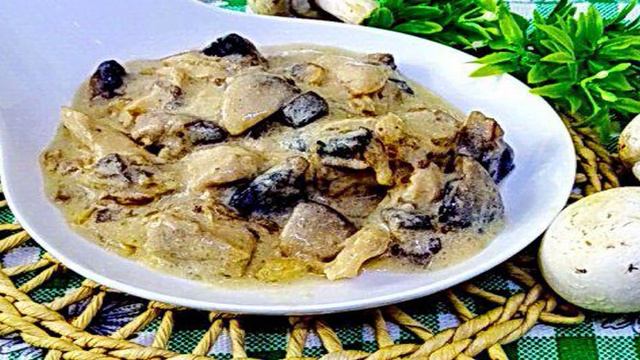 Подлива с грибами и сливками на курином бульоне