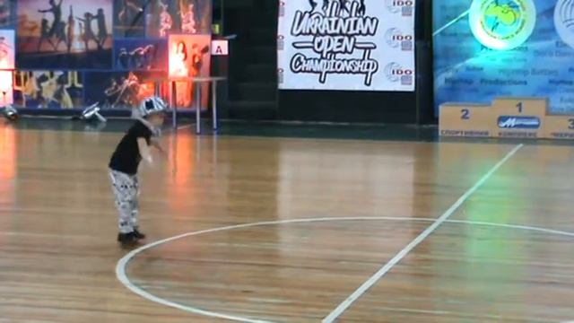 Хип-хоп Харьков . тск "ЛЮДИ В ЧЕРНОМ"Батлует наш Макс! смотреть онлайн