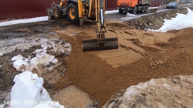 Строим въезд на участок, укладываем трубу в канаву смотреть онлайн