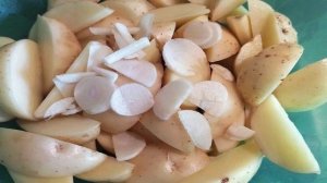 Запеченный молодой картофель с приправами по-деревенски