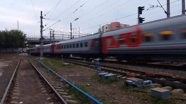 Электровоз ЧС200-009 с пассажирским поездом. смотреть онлайн