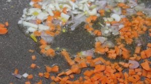 Отварной рис со шпинатом и соевым соусом