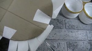 Переделка белых бутылок и бельевой верёвки в интересный органайзер .Идея из пластиковых бутылок ..