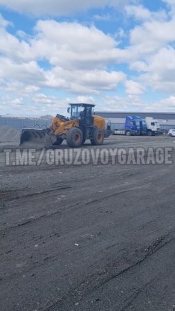 Жёлтый трактор и каток едут к нам🚜🚜