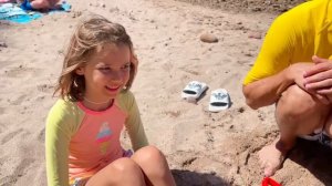 Мисс Кэйти и Мистер Макс (Miss Katy) День на пляже с Катей и Максом