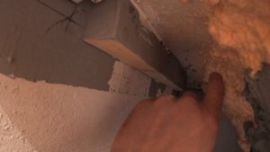 Установка ванны размером больше размера проёма.