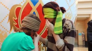 Покорми блинами с завязанными глазами