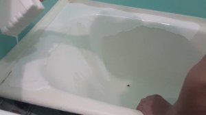 С годами эмаль в чугунной ванне стерлась, а менять ее н