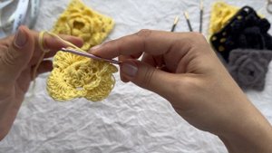 Объемный цветочный мотив крючком.
Очень подробное видео