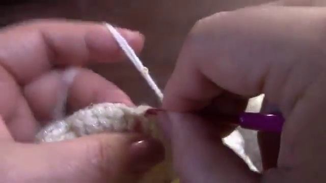 Вязание женской шапки с выпуклыми и косыми столбиками Часть3 смотреть онлайн