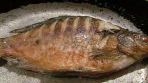 Карась под соусом из зеленых помидоров